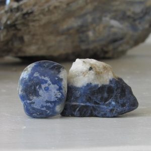 Sodalita Bruta e Rolada - Prosperity Minerais