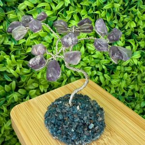 Árvore De Ametista Na Base De Apatita