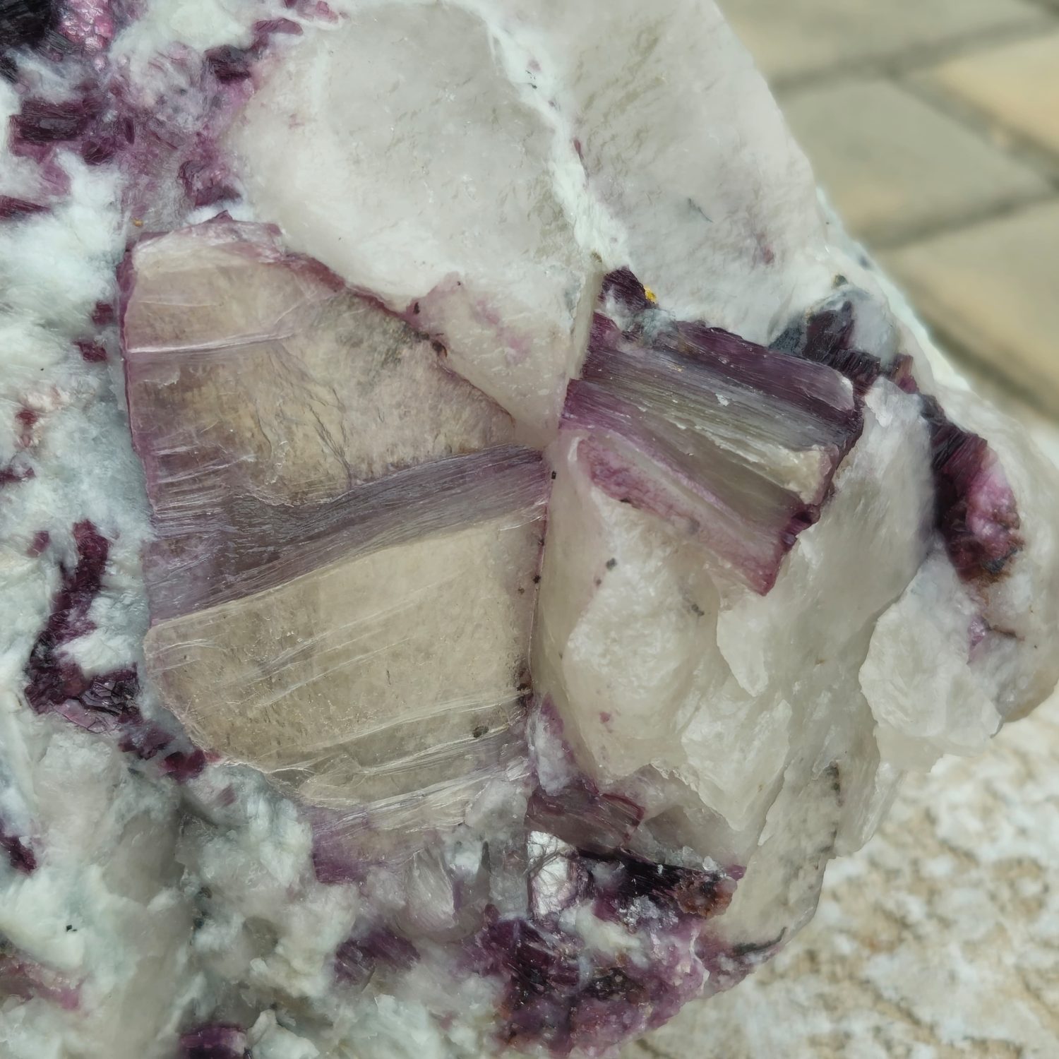 Mega Cravação Turmalina Rubelita Negra Mica Bicolor Quartzo e Albita - Imagem 4