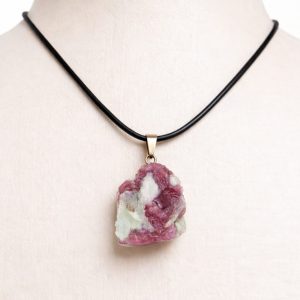 Colar e Pingente Turmalina Rosa na Albita  Cordão Couro Sintético