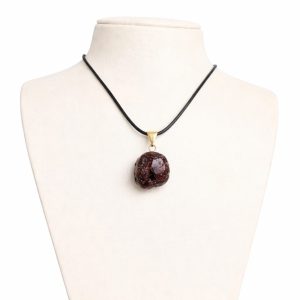 Colar e Pingente Granada Pedra Natural Rolada e Corrente Couro Sintético