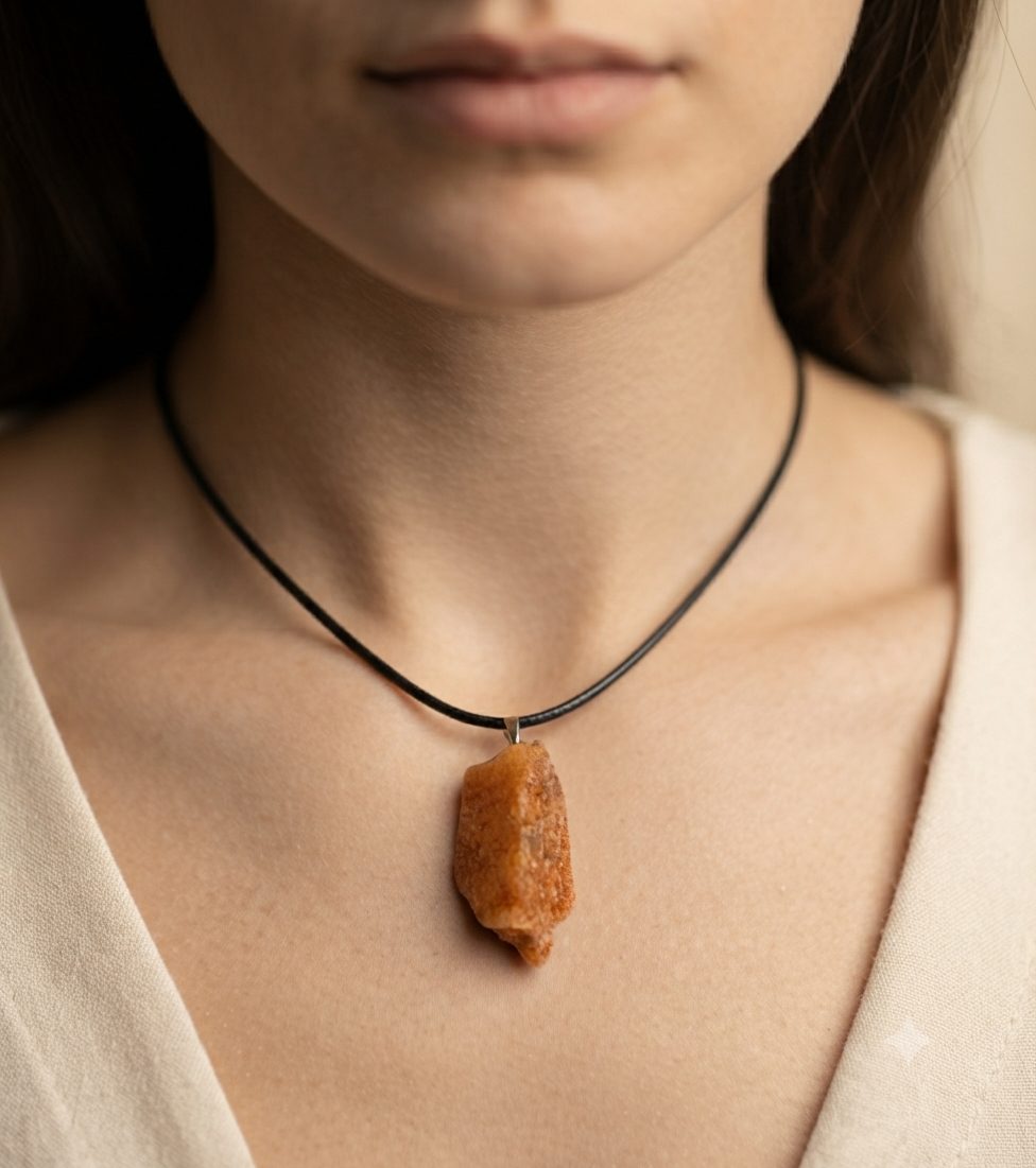 Colar Pingente Calcita Laranja Pedra Natural Cordão Couro Sintético - Imagem 4