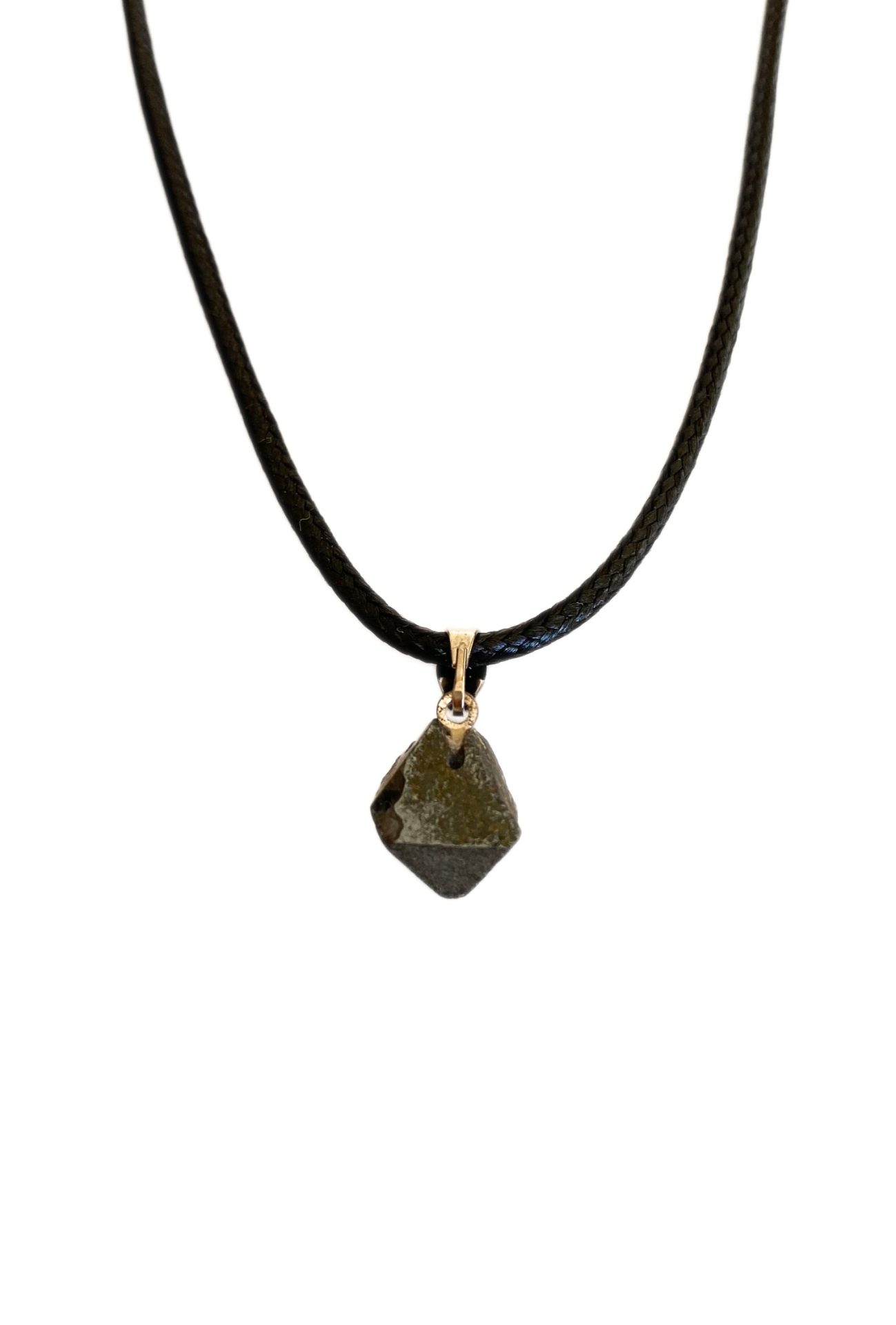 Colar com Pingente de Magnetita Natural em Cordão de Couro Sintético - Imagem 2