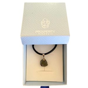Colar com Pingente de Magnetita Natural em Cordão de Couro Sintético
