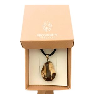 Colar com Pingente de Jaspe Zebra Rolado Natural – Cordão de Couro Sintético
