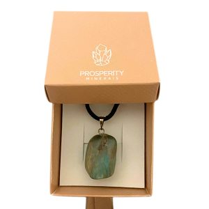 Colar com Pingente de Amazonita Rolada Natural – Cordão de Couro Sintético