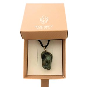 Colar com Pingente de Esmeralda Rolada Natural – Corrente em Aço Inoxidável