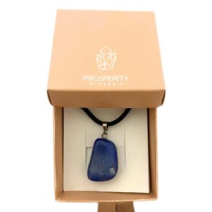 Colar com Pingente de Quartzo Azul Rolado Natural – Cordão de Couro Sintético