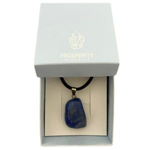 Colar com Pingente de Quartzo Azul Rolado Natural – Cordão de Couro Sintético