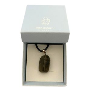 Colar com Pingente de Labradorita Rolada Natural – Cordão de Couro Sintético