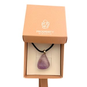 Colar com Pingente de Ametista Rolada Natural – Cordão de Couro Sintético