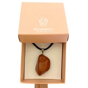 Colar com Pingente de Jaspe Vermelho Rolado Natural – Cordão de Couro Sintético