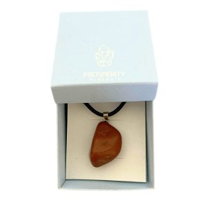 Colar com Pingente de Jaspe Vermelho Rolado Natural – Cordão de Couro Sintético