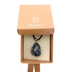 Colar com Pingente de Sodalita Rolada Natural – Cordão de Couro Sintético