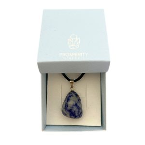 Colar com Pingente de Sodalita Rolada Natural – Cordão de Couro Sintético