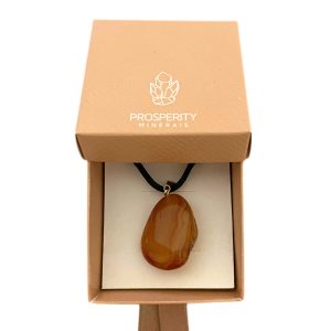 Colar com Pingente de Ágata Rolada Natural – Cordão de Couro Sintético